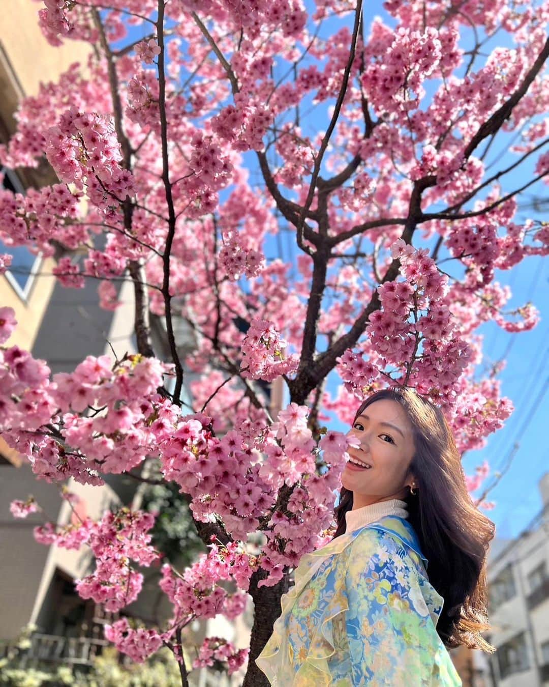 長野美郷のインスタグラム：「今年の桜😊🌸  早かったり、雨だったりしたけど 結構見れました🥹 やたら遠回りしたりして！笑 やっぱりいい季節だなぁ🌸  あ、鼻に花、かぶってます😅  #桜　#🌸 #お花見 #たぶん1年で1番写真撮った1週間😂 #日本の春 #sakura #chnrryblossoms」