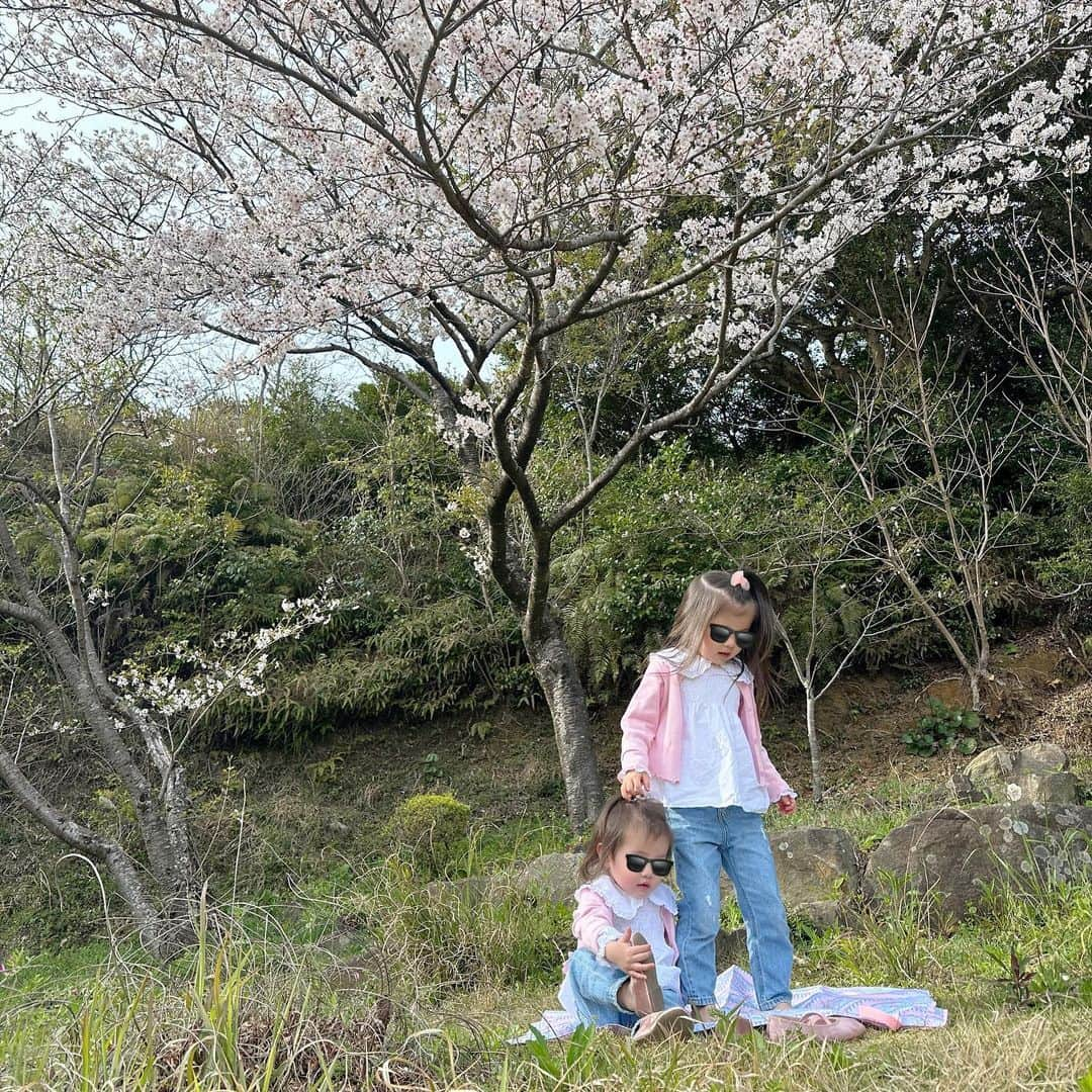 丸高愛実さんのインスタグラム写真 - (丸高愛実Instagram)「3月もラスト〜🤍 桜🌸が綺麗だね🥰  #桜 #🌸 #眉山 #眉山公園 #姉妹 #お揃いコーデ #柿谷家」3月31日 12時19分 - marutakamanami