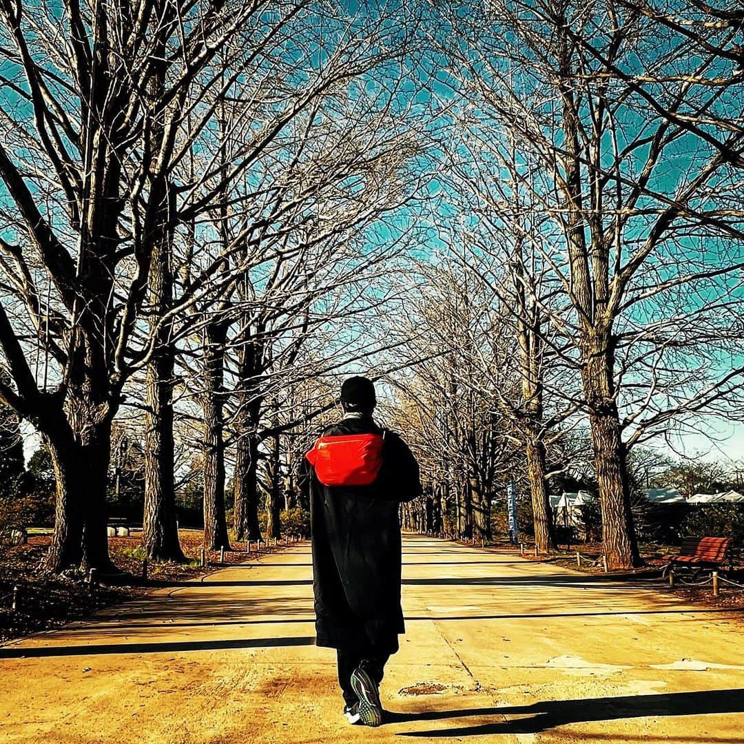 浅岡雄也さんのインスタグラム写真 - (浅岡雄也Instagram)「さぁ どこまでも 歩き続けて行こう。  歌うたいながら。  20230331 #浅岡雄也  スケ公開してます。  https://note.com/uyax/n/n65c06c6cda1a」3月31日 12時13分 - uyax_asaoka