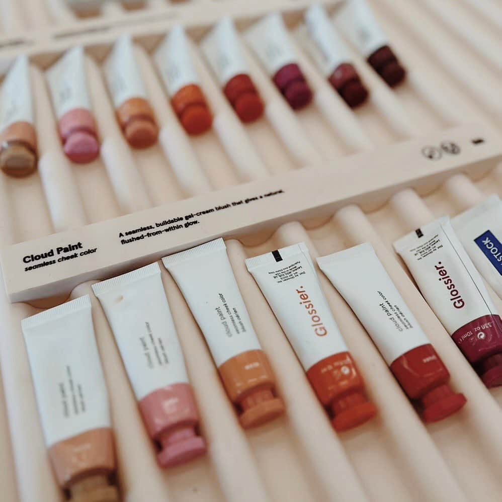 CLEAさんのインスタグラム写真 - (CLEAInstagram)「アメリカで大人気の @glossier 💄🌸 新しくなったメルローズのお店へ JAPAN staffのTomoさんが潜入…✨  LAガールならみんな持っているほど 現地では有名なコスメブランド🫧 日本には未入荷なのでアメリカでしか買えません🤫  店内はとても広々していて、 オブジェの前でミラーセルフィーは鉄板🤳  コスメのパッケージはどれも可愛くて 絵の具のようなデザインにきゅんとします♡  LYFCO. ビューティーカリキュラムでは、 アメリカのトレンドコスメを学ぶ授業もあり 最先端のコスメ・美容を知ることができますよ☻✒︎  ロサンゼルスで美容について学びたい方、 ビューティークリエイターに興味のある方、 海外ビューティーが好きな方などなど 気になる方はLYFCO.公式LINE ＠lyfco へ お問い合わせお待ちしております📩  #LYFCO #ロサンゼルス留学 #美容留学 #glossier #海外コスメ #ロサンゼルス生活」3月31日 12時14分 - lyfco_global