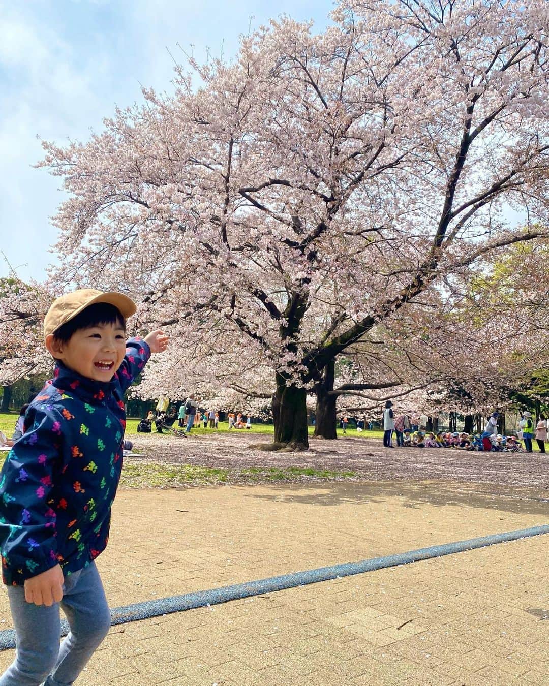 豊崎由里絵のインスタグラム：「. 明日4月1日（土）9:30〜 ABCテレビ「教えて！ニュースLIVE正義のミカタ」に出演します🌸 関西にお住まいの皆さま ぜひ！ご覧くださーい😍  昨日は京都で1日ロケしてまして、 今日は息子の春休みを満喫中です🌸 気温も桜も最高〜💕 みなさんお花見しましたか？」