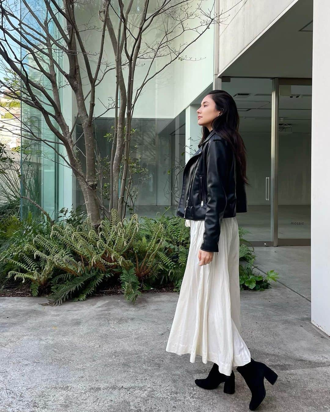 テイラー鈴木のインスタグラム：「私服🤍🖤 長いスカート楽しいね🤭」