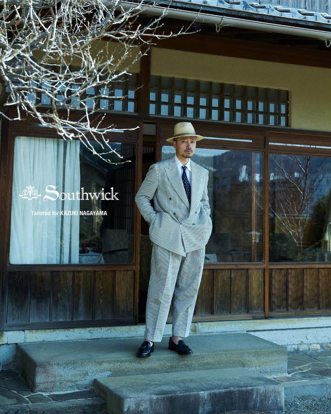 長山一樹のインスタグラム：「4月15日、ついに僕が考える「理想のスーツ」を目標にして作った完全別注モデルのスーツがSHIPSから発売されます。  KAZUKI NAGAYAMA for Southwick  サウスウィックとコラボしたシアサッカーのスーツ。  サウスウィックは、1929年に設立された アメリカントラディショナルの真髄として受け継がれてるテーラリングファクトリーのブランド。  柄のストライプは水色ではなく、少しピッチを広くした薄い灰色にして生地から作製しました。灰色にすることで日本の風土に相性も良く、季節も春、夏、秋と幅広く着れる色調を意識しました。ジャケットは肩を落とし、トラウザーズはかなりのワイドシルエットで、ルーズでキマりすぎない力の抜けた80年代のクラシカルなフォルムに拘っています。普通ジャケットの内側にある今では使わなくなったコインポケットを扇子ポケットに改良したことで和のアイデンティティを纏ったスーツに生まれ変わりました。  気になるサイズ展開も豊富で 34.36.38.40.42.44と誰でも着れるサイズの振り幅で作って頂きました。 ちなみに182cmちょいぽちゃの僕が着てるのは、一番大きいサイズの44です。わりとゆったりした僕の大好きな雰囲気です。スーツだけど、スーツでカテゴライズするよりもこうゆう服といった感覚。笑  そして、発売日である4月15日はSHIPS銀座店の店頭に立ち、サイズや着こなし方のアドバイスをしますので、ご興味ある方は是非時間を作って来店いただけたら嬉しいです。  さらに、4月12日の21:00から、このスーツについての「インスタライブ」を開催します。拘ったディテールや、細かな詳細含めてお伝えしたいと思います。  しかもメインビジュアルは自分で作り、自分でコーディネート、セッティングし、セルフポートレートを撮るという自作自演。  カメラはLEICA SL2で撮影しました。  自分が思っている欧米の真似ではない、日本で着ることを意識したスーツスタイルをビジュアルで発信します。  要チェックです。  KAZUKI NAGAYAMA for Southwick Suit : ¥139,700 (inc.tax)  取扱店 SHIPS MEN 取扱各店 SHIPS 公式オンラインショップ  @ships_official  @southwick_official  #southwick #kazukinagayamaforsouthwick #サウスウィック  #シアサッカー  #doublebreasted  #長山一樹 #kazukinagayama」