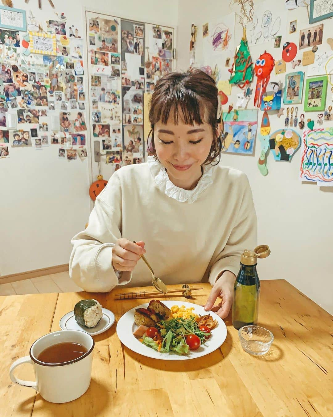 むらたさきのインスタグラム：「🍽🍽​ ．​ サンちゃんと収穫した​ 畑の野菜たっぷりサラダ🥗​ ＆子どもの学童弁当の残り物を集めた、​ (全く映えない😂)山盛りお昼ごはん🐶😋🍚​ ．​ ．​ 先日FYTTE📖の「MCTオイル」体験会に参加して​ 脂肪燃焼しやすい身体作りを勉強したので、​ 毎日ご飯や飲み物にちょろり(小さじ1/2)とMCTオイルをかけて実践中✌️🥰​ ．​ ．​ 簡単にいうと、​ MCTオイルは一般的な食用油に比べて​ 身体の中のエネルギーを活性化させるケトン体を産生させて、 脂肪の燃焼を促してくれるもので、​ 無味無臭で毎日の食事に＋するだけで効果が期待できるそう🪔😋​ ．​ 運動の前に摂取するとさらに◎🙆‍♀️👍​ ．​ ．​ MCTオイルとはなんぞや🤔？レベルの知識で参加したので、​ 帰り道は “こんな良いオイルをさっそく誰かにオススメしたい〜📣😍❣️” と思いました✌️♡​ ．​ 母乳にも含まれる成分でもあるので、​ 子どもの食事にもOKだそうです👦👧👶👌​ ．​ ．​ ．​ ．​ ． ． ． ． ． ．​ ．​ ．​ ． ． ． ． ． ． ． ​． #9歳 #6歳 #3歳​ #三兄弟ママ​ ．​ #子育て #男の子​ママ #おうちごはん #無農薬野菜​ #脂肪燃焼体質 #ダイエット​ #PR #FYTTE #MCTオイル」