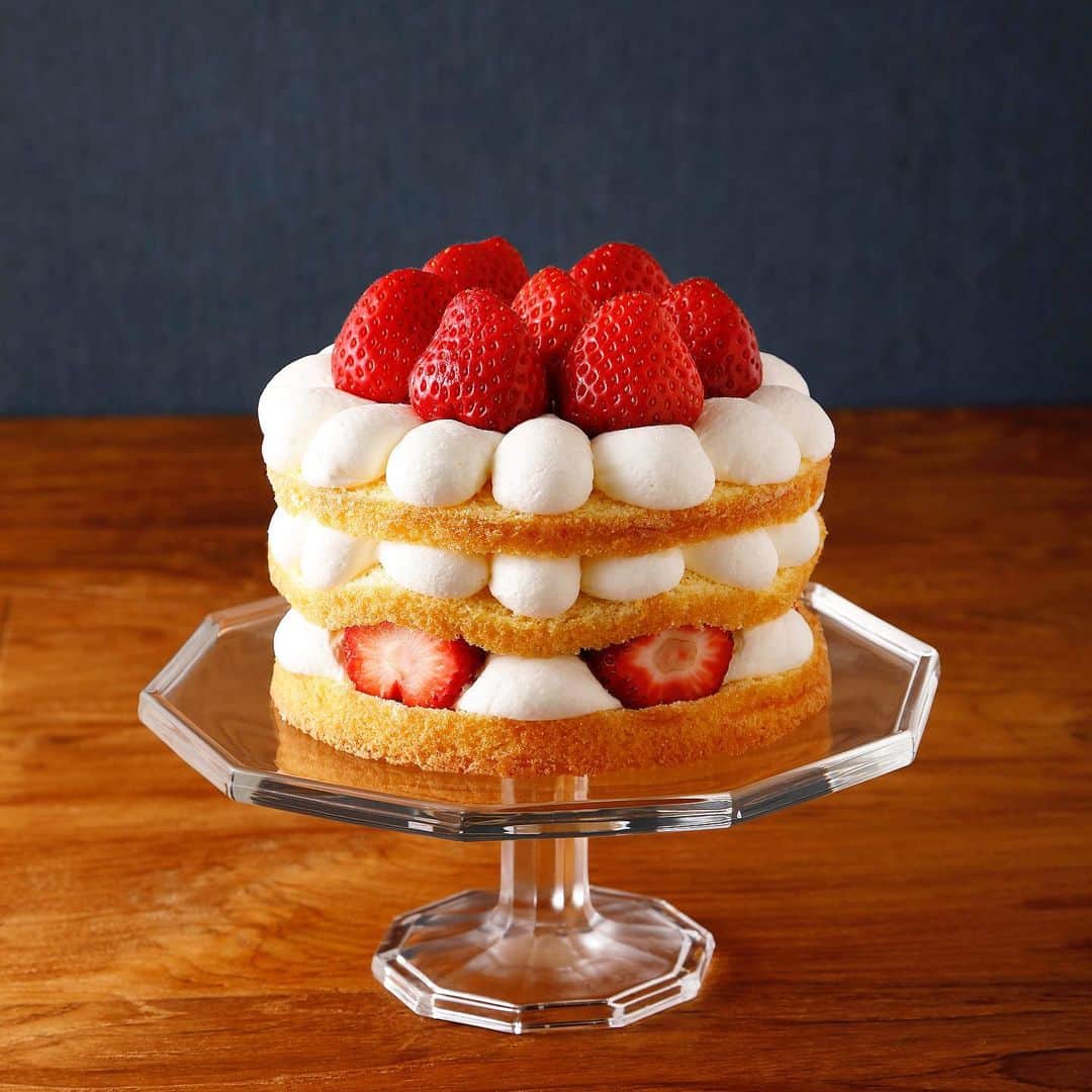 eguchikazuakiのインスタグラム：「【私の好きなイチゴのケーキ】  本屋さんにこのケーキの表紙の本があります <とんでもないお菓子作り>  私の好きなショートケーキのレシピが掲載されています Youtubeで飛べるQR付き 本で見て、動画で学べるそんな1冊 本で見る方がわかることもある  レシピはこちら ↓↓↓ 材料　スポンジケーキ15ｃｍの型　1台分 ◆スポンジ生地 卵 3個 薄力粉 70g 生クリーム 10g グラニュー糖 90g バター 15g  直径15cm型  ◆デコレーション 生クリーム40% 400g グラニュー糖 30g いちご 2パック程度　LサイズからLL程度  最近公開した米粉のスポンジにするのもいいアレンジです どちらもシロップ不要のふわふわ生地 生クリームは乳脂肪分高めをおすすめしたい、植物油脂入りだと保形性が足りないです  書店の担当者さん、本を沢山置いてくださりありがとうございます！！ 書店にあったら皆さん買ってください、無かったら問い合わせしてください🤭  いまだと苺が安くなってくる時期 ぜひ作ってみてくださいね👋🏻  #short #shorts #shortcake #strawberry #strawberries🍓 #strawberrycake #spongecake #strawberryshortcake #easycake #easyrecipes #pastryrecipe #youtuberecipe #kazu #chocolatier #patissier #homemadecake」
