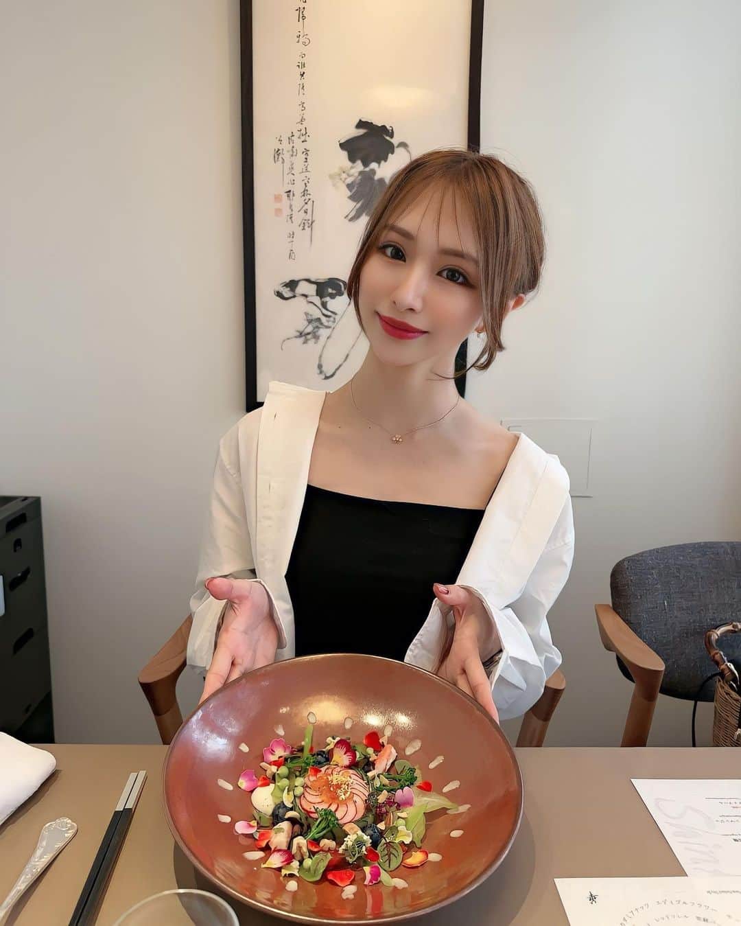 一ノ瀬恋のインスタグラム：「お誕生日ランチは 📍新華 乃木坂 中華👲🥟 ここのランチかなり美味しくて季節ごとにメニュー変わるみたいだからまた夏に来たいなあ🥺❤️ サラダが今まで食べた中で1番美味しかったかもしれん、、、🥗💕  いつもありがとう👨❤️  #乃木坂ランチ #中華ランチ #新華」