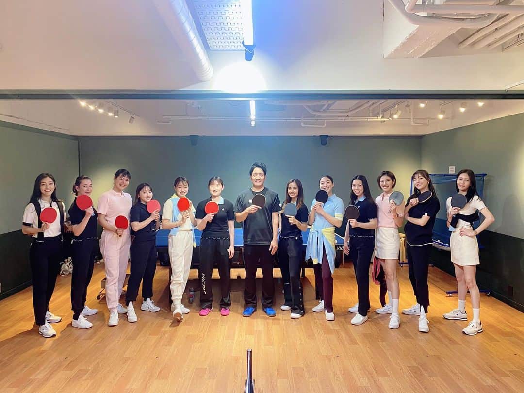 のインスタグラム：「le coq sportif CLUB🐓🇫🇷 最終回である4回目のスポーツチャレンジは卓球🏓✨ なんとなくラリーは出来るけど、先生の回転のかかったサーブを打ち返すことは不可能だった…🤣 またやりたい🔥🔥  春らしいカラーがそろったルコックのウエアは着心地も良き🌸✨珍しく上下ピンクを。(と思ったけどじつは私今日ピンクのシャツワンピース着てるわ笑。) #leqocsportif #ルコックスポルティフ#ルコック#pr#tabletennis#tactive#スポーツ女子#アクティブ女子」