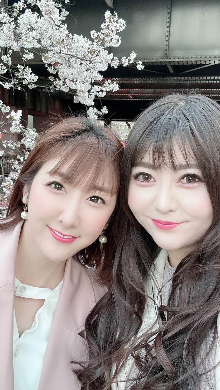 星野もえのインスタグラム：「▼  中目黒へ桜見に行って来たよ🌸 川沿いの桜、綺麗だった~🌸💕  けど、予想以上にすごい人..😱 駅の中から渋滞⚠️ これから行く人は、 気をつけてくださいね😳  最近、雨ばかりで残念だったけど やっと晴れた日に行けてよかった❤︎  れいにゃんありがとお💗  #桜#中目黒桜#中目黒#目黒川#目黒川の桜  #目黒川桜まつり#桜スポット#お花見#春 #苺シャンパン」