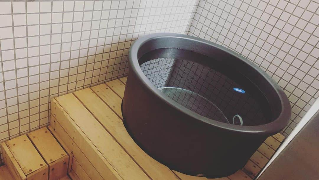 瀬口えりなさんのインスタグラム写真 - (瀬口えりなInstagram)「個室サウナ🧖‍♀️✨  サウナ入ってると負けず嫌いだからつい隣の人と比べちゃう…笑  pintはサウナがそれぞれ個室でのんびり自分のペースで楽しめるのがほんとよかった！！！  今回はVIPルームだったから マイ整いチェアもマイ水風呂もあって、終始周りを気にせず楽しめました😭😭✨ （めっちゃ素っ裸で大の字になってたw）  自分の感覚でロウリュウできるのもいい❤️  PR @saunareset_pint #サウナ #サ活 #サウナ女子 #個室サウナ #セルフロウリュ #浅草観光 #浅草pint #台東区サウナ」3月31日 12時50分 - seguchierina