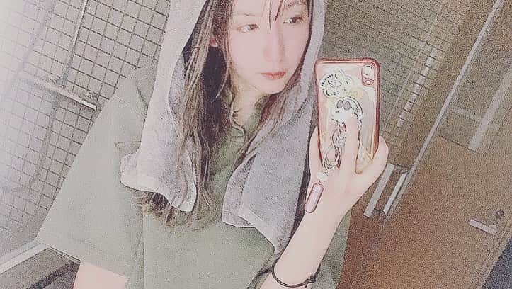 瀬口えりなさんのインスタグラム写真 - (瀬口えりなInstagram)「個室サウナ🧖‍♀️✨  サウナ入ってると負けず嫌いだからつい隣の人と比べちゃう…笑  pintはサウナがそれぞれ個室でのんびり自分のペースで楽しめるのがほんとよかった！！！  今回はVIPルームだったから マイ整いチェアもマイ水風呂もあって、終始周りを気にせず楽しめました😭😭✨ （めっちゃ素っ裸で大の字になってたw）  自分の感覚でロウリュウできるのもいい❤️  PR @saunareset_pint #サウナ #サ活 #サウナ女子 #個室サウナ #セルフロウリュ #浅草観光 #浅草pint #台東区サウナ」3月31日 12時50分 - seguchierina