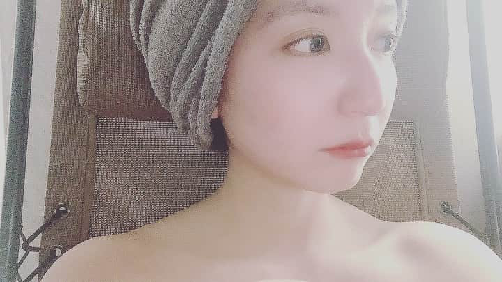 瀬口えりなのインスタグラム：「個室サウナ🧖‍♀️✨  サウナ入ってると負けず嫌いだからつい隣の人と比べちゃう…笑  pintはサウナがそれぞれ個室でのんびり自分のペースで楽しめるのがほんとよかった！！！  今回はVIPルームだったから マイ整いチェアもマイ水風呂もあって、終始周りを気にせず楽しめました😭😭✨ （めっちゃ素っ裸で大の字になってたw）  自分の感覚でロウリュウできるのもいい❤️  PR @saunareset_pint #サウナ #サ活 #サウナ女子 #個室サウナ #セルフロウリュ #浅草観光 #浅草pint #台東区サウナ」