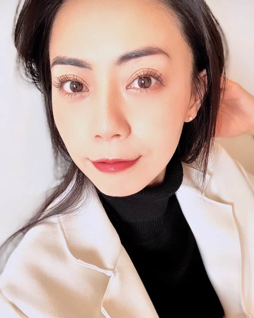 廣瀬麻伊のインスタグラム：「久しぶりに丁寧にメイクしました💄  しっかりと下地を塗り紫外線予防の為UVケアをしました。 歯科衛生士の勉強し改めて30過ぎてから学びましたが、紫外線はメラニン色素を酸化させ、シミソバカスを形成すると。  なんとなぁーく知っているワードでも、具体的に学ぶと驚きがます一方です。  大人だから大分メイクは薄いですが、隠すところも沢山あり、時間はかかります。  これからも日常の興味とリンクさせながら楽しく歯科衛生士のお勉強をしようと思います！  後2年！」