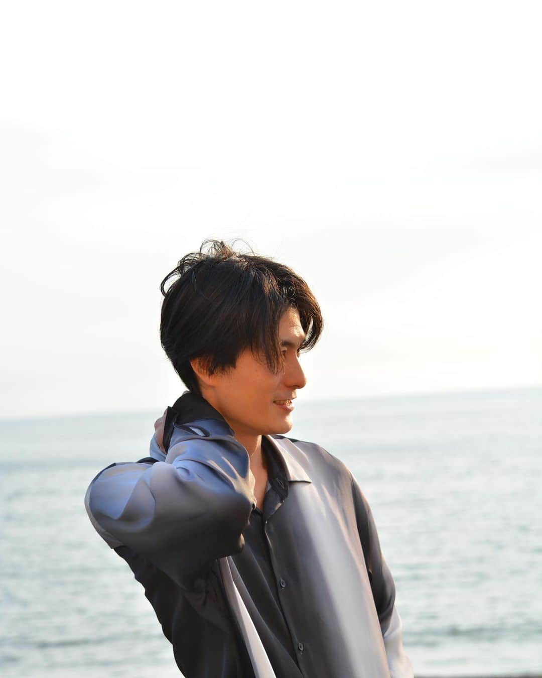 庄野崎謙のインスタグラム：「右の横顔。 右と左で見え方は変わるものですね。🌗  今日で3月もおしまいです🌸年度末。 今年度もありがとうございました。 お仕事でご一緒した皆さま、日頃よりお世話になっている皆さま、応援してくださっている皆さま、心よりお礼申し上げます。感謝してます☺️✨  来年度もどうぞ宜しくお願い致します🐰💓  #俳優 #庄野崎謙」