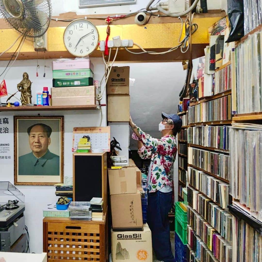 本秀康さんのインスタグラム写真 - (本秀康Instagram)「追憶の香港レコード店。またすぐ行きたい。。。 #hongkong #vinyl #香港 #レコード」3月31日 13時00分 - hideyasu_moto