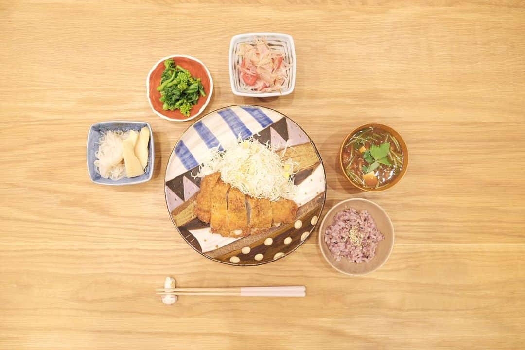 木村文乃 さんのインスタグラム写真 - (木村文乃 Instagram)「*** 先日の夜ごはんでした。  夜はあまり食べないのだけど (朝〜お昼たくさん食べるので) テレビでとんかつの特集を見てしまい どうしてもどうしても食べたくなり 作ってしまいました…🤤🍖  薄切りロースを重ねて チーズミルフィーユとんかつ 筍と結びこんにゃくのさっと煮 菜の花の辛子和え トマトと新玉ねぎのぽん酢サラダ なめことお豆腐みつ葉のお味噌汁 雑穀米  金曜日はやることいっぱい！  今週ラスト、がんばろー🌷」3月31日 13時01分 - fuminokimura_official