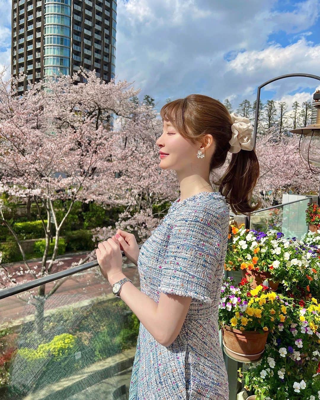 ayakoさんのインスタグラム写真 - (ayakoInstagram)「お花見🌸🍕 お天気もよくて桜も綺麗で幸せなランチ🍷お外が暑くてお酒がまわる😵‍💫✨  ツイードが美しいお気に入りのワンピースは @m_maglie_le_cassetto_official 👗✨ かわいすぎる、、、💖✨  #お花見 #桜スポット #お花見コーデ #ツイードワンピース」3月31日 13時01分 - ayapooh_22