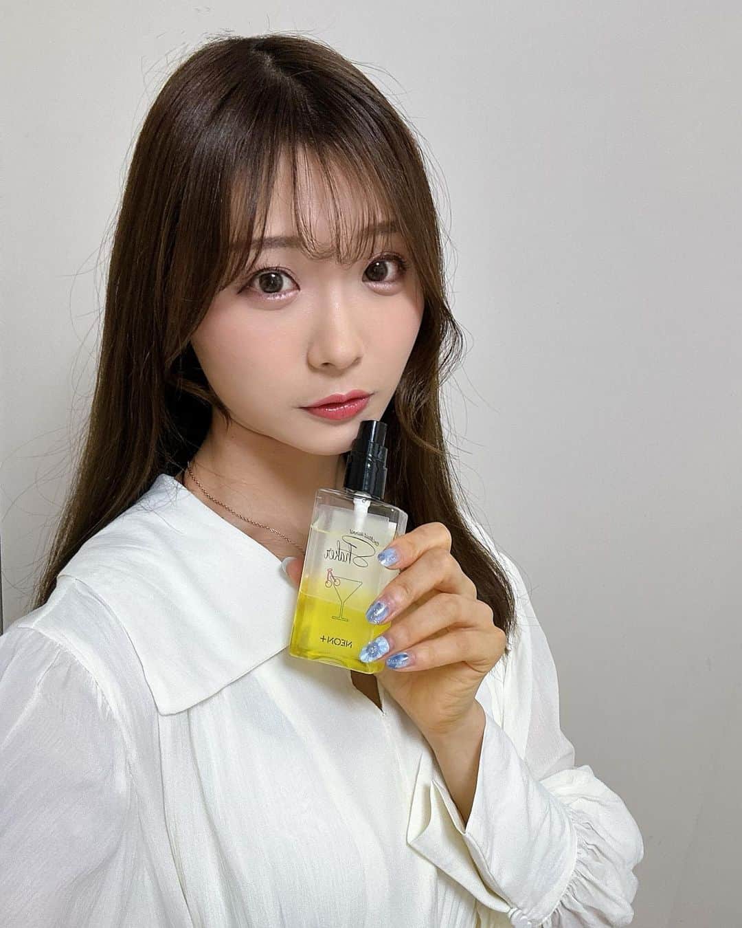 雪音まりな（まーりん）さんのインスタグラム写真 - (雪音まりな（まーりん）Instagram)「@entresquare さんのカクテルシェイクヘアオイル🍸 ネオンカラーの 髪の美容液とクリアな保湿オイルをシェイクして使う、2層タイプのヘアケアオイルです♪ 私は3種類ある中でイエローパロット（さらさらタイプ）をチョイス。べたつきを避けたい方、毛が細い方も使いやすくなっています。（わたしは毛が細い） オレンジピーチの香りもテンションあがります🍑🍊 香りが強すぎないので仕事の時も使えます☺️ 見た目も可愛くて満足です💓 . . .  PR @entresquare #新作コスメ #新作ヘアケア #ヘアオイル #ヘアコロン #ダメージヘア #ブリーチヘア #カクテルシェイクヘアオイル #ヘアケア商品」3月31日 13時04分 - yukine_dayo