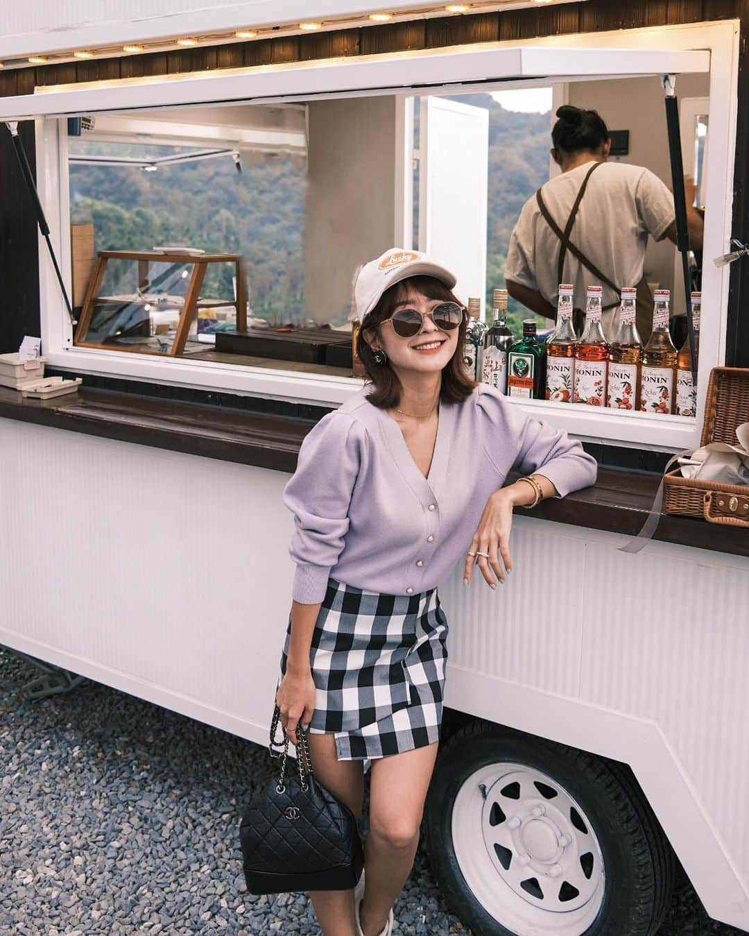 のインスタグラム：「這天走一個老人行程😆 上山吃雞+喝咖啡☕️ 是說這間露營風咖啡廳也太有fu~⛺️（旁邊真的就是露營區） 也真的在山裏⛰️🤎 是個蠻療癒的地方☺️ 來的話可以順便安排吃雞  這邊在 #關子嶺 想泡溫泉的話也有不少選項♨️ - #山裏plantvibescoffee  📍台南市白河區崩山農路 - #lea_outfit @marule.official  - 官網下單🔗marumarulea.com」