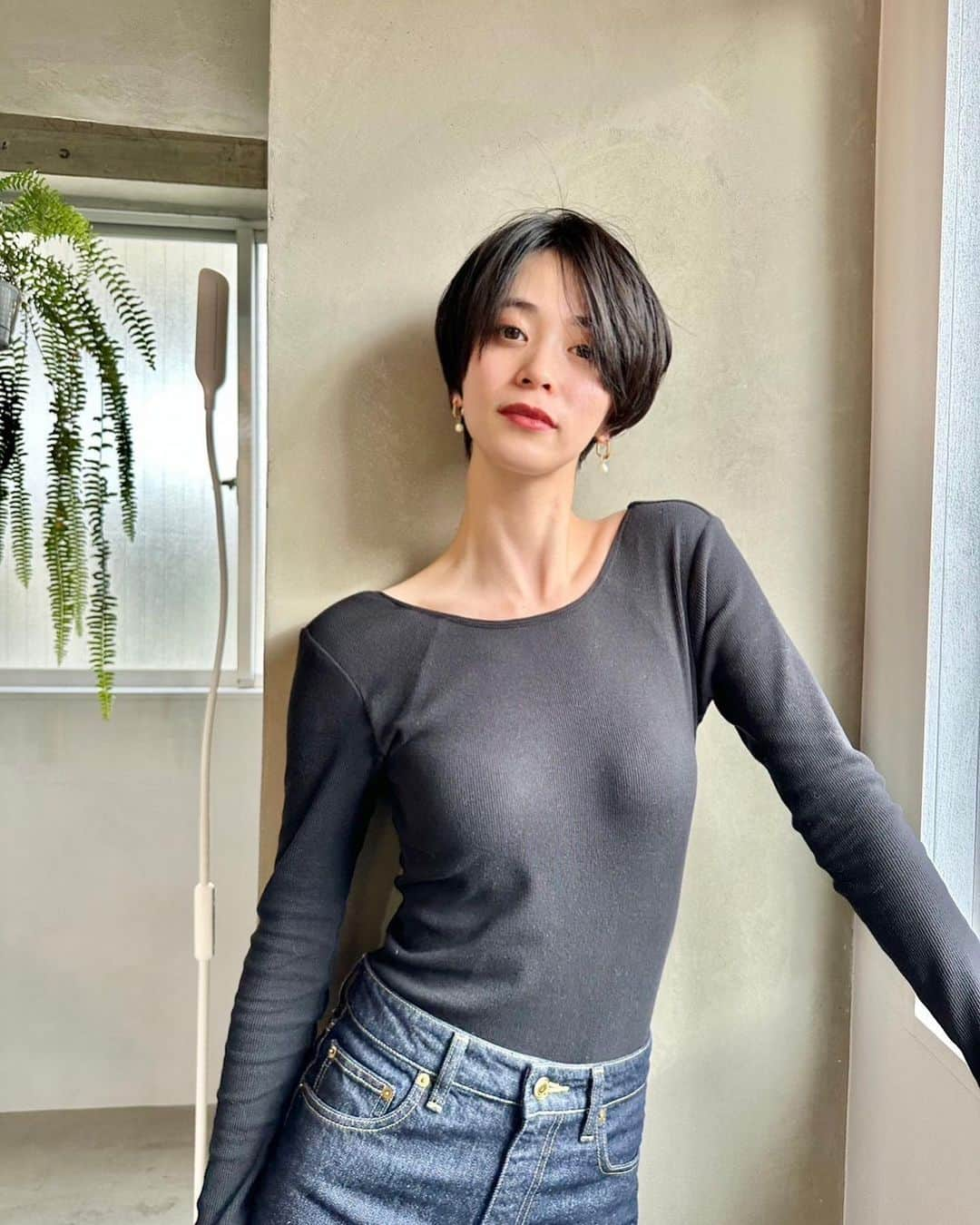 坂田梨香子のインスタグラム：「_ 伸びてた分切った〜✂︎✂︎ 色はほぼほぼ自毛の黒になってきた  地毛の黒にしたくてカラーしてないんだけど、またカラーしたいようなしたくないような…😂どっち派？🤔  @aokijingo」