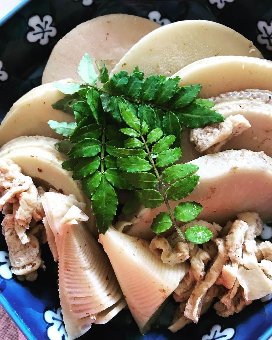 岡まゆみのインスタグラム：「筍の美味しい季節❣️ 待ってました‼️ コトコト炊きまして 我が家の山椒の葉を たっぷりのせて いただきまーす❗️ だだだーい好き‼️ #筍　#山椒の葉　#大好き　#岡まゆみ」