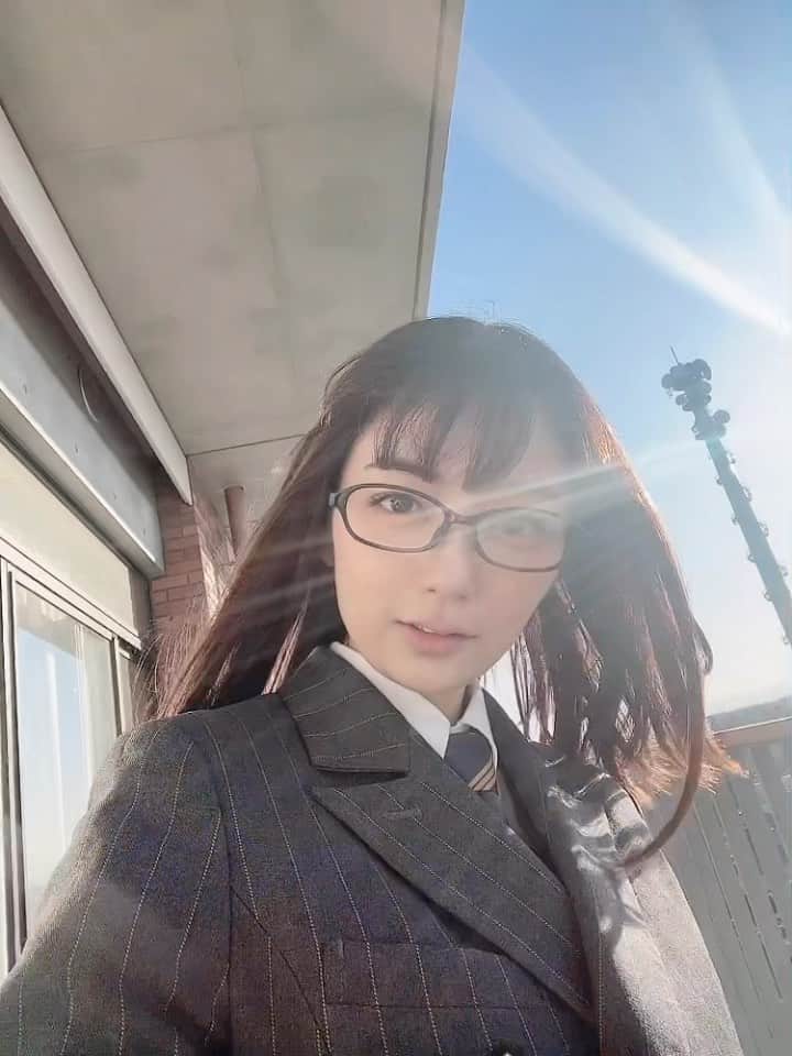 森田涼花のインスタグラム：「☀️️ 太陽の光。。 ひっしぶりに、制服を着ました。　 舞台「明日の卒業式たち」  18〜30才までの山崎沙雪を演じます。」