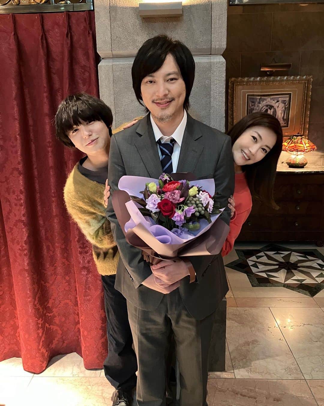 ダ・カーポしませんか？さんのインスタグラム写真 - (ダ・カーポしませんか？Instagram)「／ #ダカーポしませんか？ 全話配信中 https://www.paravi.jp/title/105751 ＼  ㊗️クランクアップ💐  内山悠斗役 #塚本高史 さん  捜査に来たはずが多重債務者であることが判明しデスゲームに参加した刑事👮‍♂️  クロスボウゲームにより脱落😵  途中参加でもデスゲームに染まってましたね😳  #伊野尾慧 さん #観月ありさ さんと📸」3月31日 13時23分 - tx_dacapo