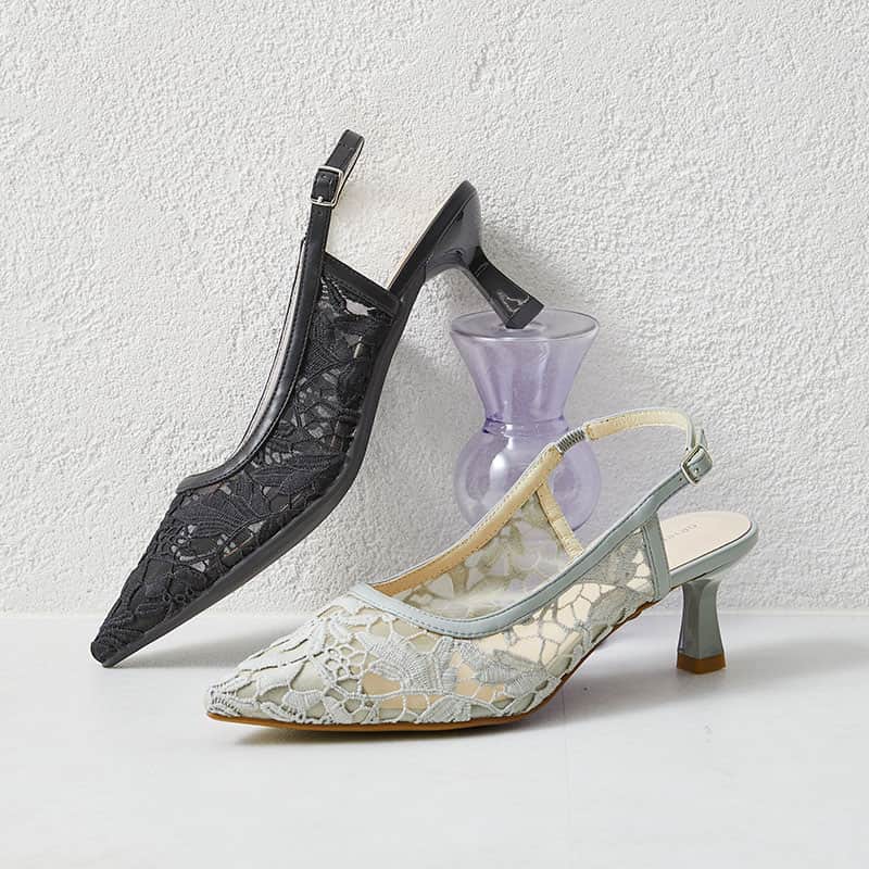 ORiental TRaffic HKさんのインスタグラム写真 - (ORiental TRaffic HKInstagram)「【#編輯推介﹕Back Strap Lace Pumps】  優雅的高跟鞋，精緻的蕾絲層疊在薄紗上，適度透明，親膚舒適  女性化的尖頭和精緻的漏斗形鞋跟，從側面看的輪廓也很漂亮，是提升風格的絕佳單品  後扣帶內側設有彈性橡筋，方便穿脫  2色入 - Link in bio  ✨ORiental TRaffic全線分店現正進行減價優惠，精選鞋款低至5折 ✨鞋款買滿2對或以上更可享額外9折優惠 更多優惠詳情，請向店員查詢  #ORientalTRaffic #NewArrival #Spring #Summer #23SS #Heels  #日本 #日本品牌 #春季鞋款 #夏季鞋款 #高跟鞋 #高踭鞋」3月31日 13時30分 - oriental_traffic
