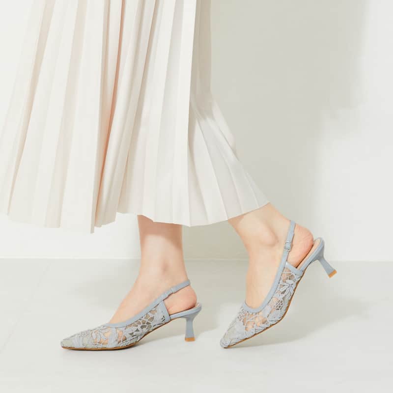 ORiental TRaffic HKさんのインスタグラム写真 - (ORiental TRaffic HKInstagram)「【#編輯推介﹕Back Strap Lace Pumps】  優雅的高跟鞋，精緻的蕾絲層疊在薄紗上，適度透明，親膚舒適  女性化的尖頭和精緻的漏斗形鞋跟，從側面看的輪廓也很漂亮，是提升風格的絕佳單品  後扣帶內側設有彈性橡筋，方便穿脫  2色入 - Link in bio  ✨ORiental TRaffic全線分店現正進行減價優惠，精選鞋款低至5折 ✨鞋款買滿2對或以上更可享額外9折優惠 更多優惠詳情，請向店員查詢  #ORientalTRaffic #NewArrival #Spring #Summer #23SS #Heels  #日本 #日本品牌 #春季鞋款 #夏季鞋款 #高跟鞋 #高踭鞋」3月31日 13時30分 - oriental_traffic