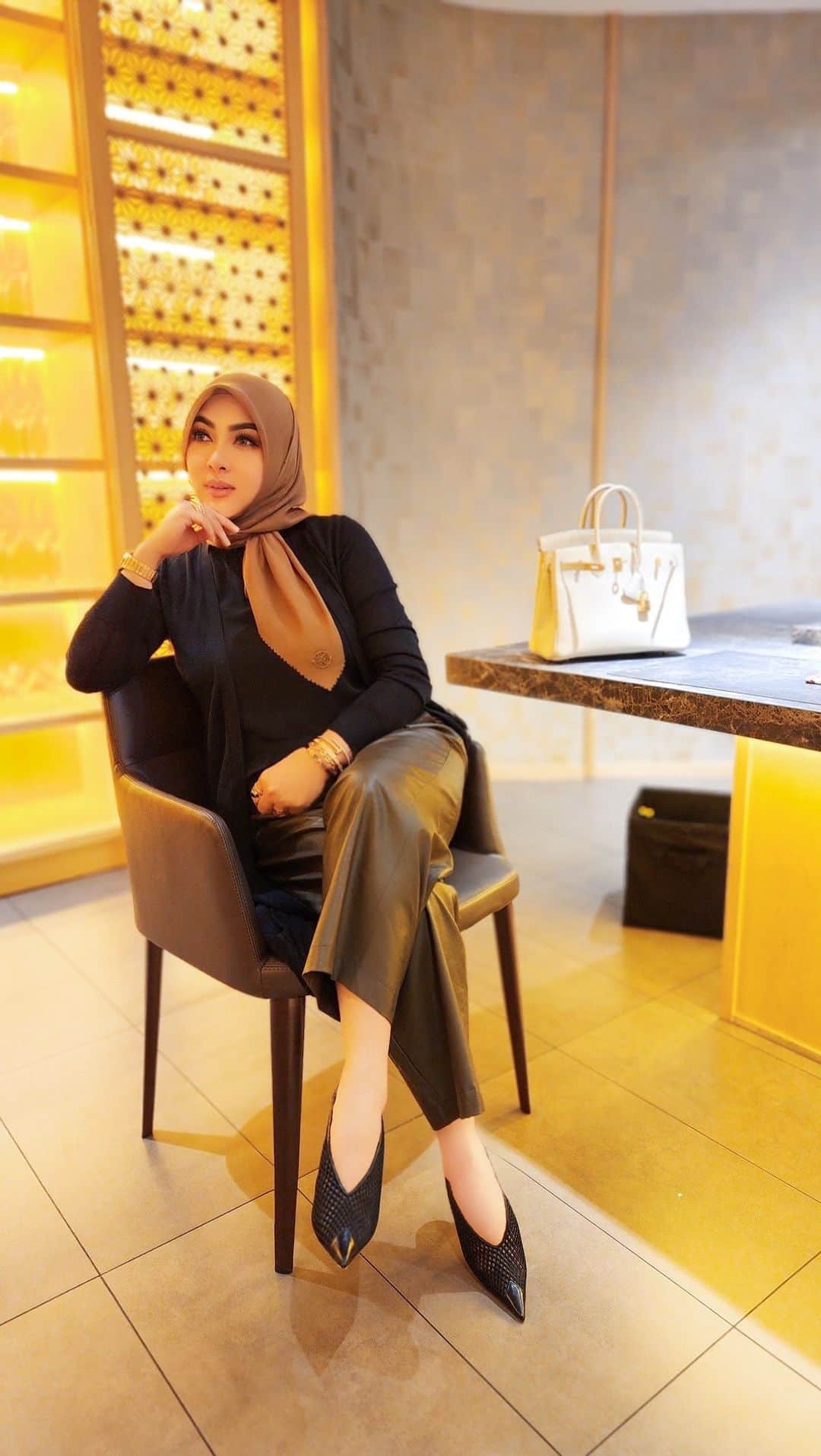 Syahriniのインスタグラム：「•  ~ Ramadan Kareem   Biasanya kalau lagi puasa, tiba-tiba suka muncul masalah kulit. Karena tubuh & kulit mengalami kekurangan cairan,  Kalau Incess biasanya kulit terlihat kusam & kering. Jadi Incess pakai Niacinamide Sabi Brightening Serum dari @somethincofficial biar kulit tetep fresh, cerah & sehat selama menjalani ibadah puasa,  Selamat menjalankan ibadah puasa semuanya ~」