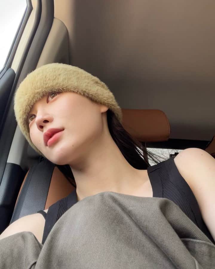イ・ミンジュのインスタグラム：「잼민주 제주 가다 ..🌴」