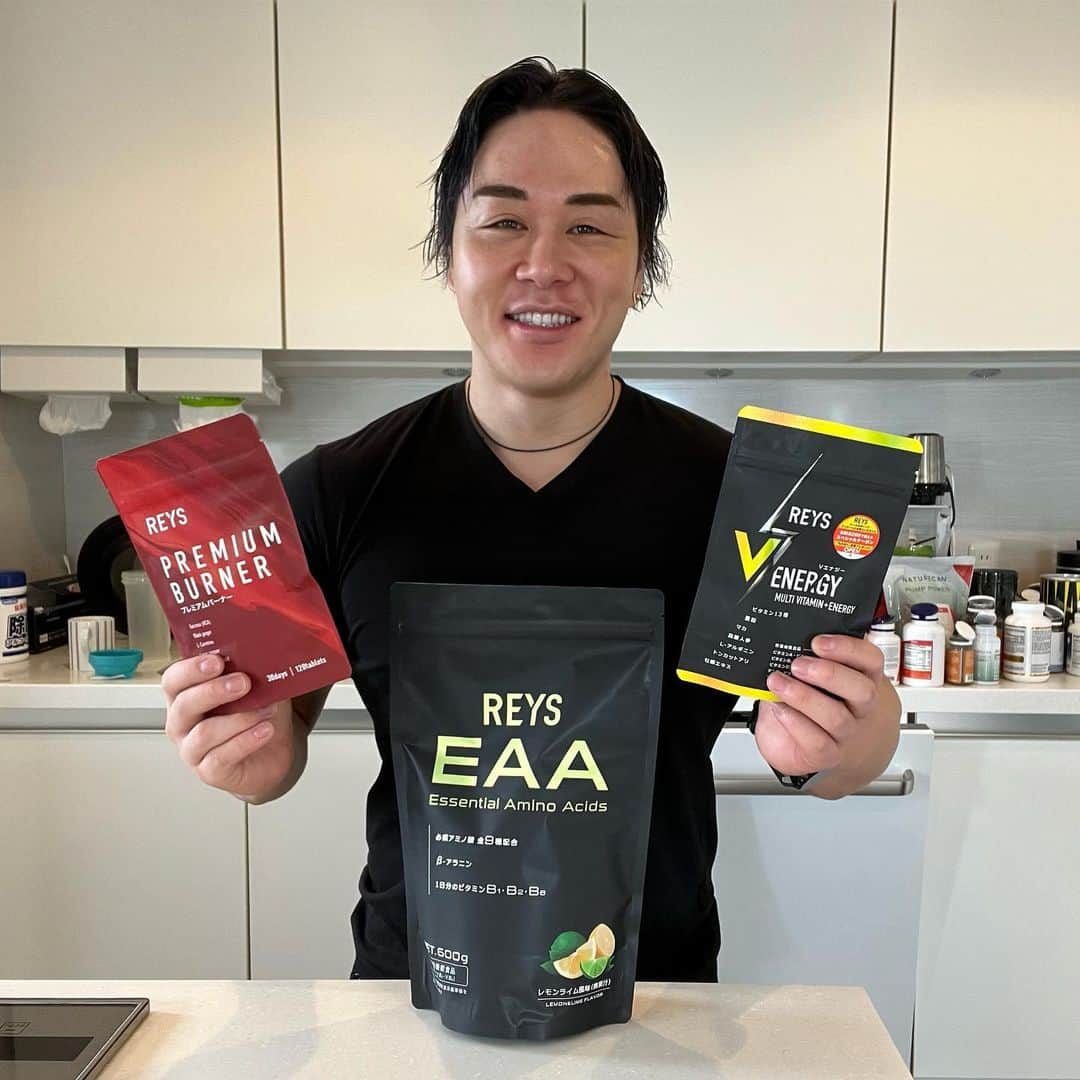 山澤礼明のインスタグラム：「AmazonSALE開催中🔥 今ならREYS商品全品10%OFF✨  4/2（日）23:59まで。  【REYS EAA】 EAA全9種さらにβアラニン配合 美味しさが話題のEAAの決定版✨  【Vエナジー】 マルチビタミン13種＋エナジー成分6種配合💪  【プレミアムバーナー】 ダイエッターの方必見👀 体感ヤバい！運動前の新習慣に  そして久しぶりに黒髪にしたんだけどどうだろ？🤣  今年は黒髪で全然いいんだけど、金髪だと覚えてもらいやすいからそこが悩みどころ🤧  とりあえず気に入っている。  #山澤礼明#筋トレ#筋肉#ジム#フィットネス#reys」