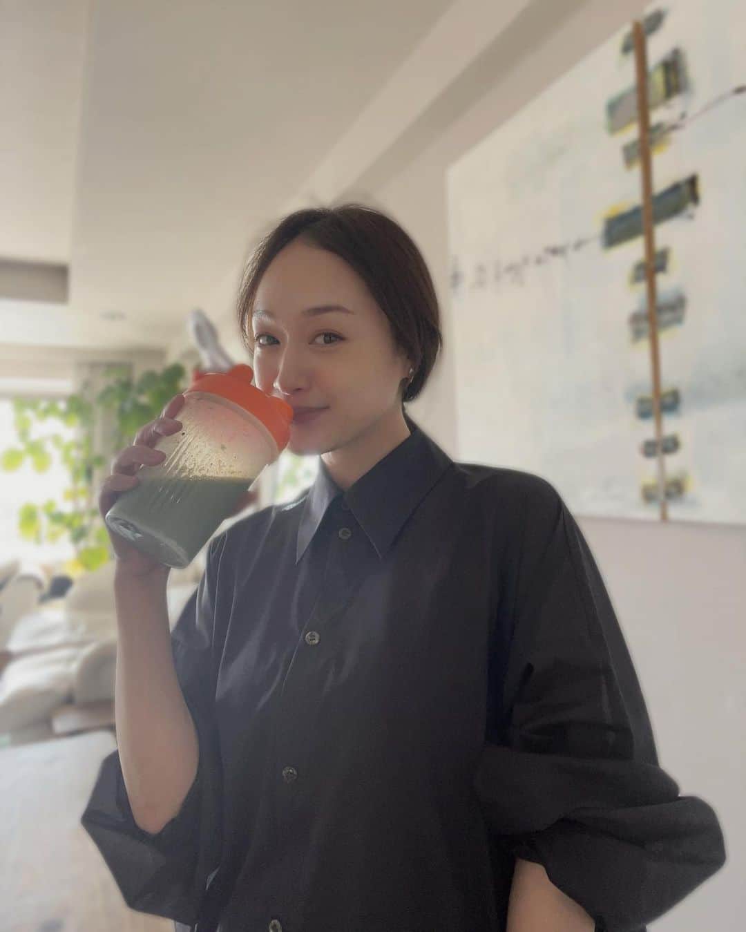 のインスタグラム：「我が家の冷蔵庫に必ず入っている豆乳。   美容と健康に欠かせないタンパク質やイソフラボンが手軽に取り入れられて良いですよね！   朝はプロテインと豆乳を割ってクピッっと✨ お料理にも使っています。   今日は、豆乳坦々麺✨ あつあつでも美味しいけど、これからの季節は ひんやり冷たくしていただくのも美味しいよ！   【肉味噌】 ⚫︎豚ひき肉 ⚫︎ニンニク、しょうが ⚫︎酒 ⚫︎醤油 ⚫︎砂糖 ⚫︎味噌 ⚫︎豆板醤（大人用には）   【坦々麺のスープ】 ⚫︎豆乳 ⚫︎練りごま ⚫︎茹で汁 ⚫︎鶏ガラスープの素 ⚫︎醤油 ⚫︎酢 ⚫︎花山椒 ⚫︎すりごま   【トッピング】 ⚫︎青梗菜茹でる ⚫︎白髪ねぎ ⚫︎ラー油 ⚫︎胡椒   豆乳は、ヘルシーで植物性だから、 罪悪感なくいただけるのも嬉しいポイント✨   @kikkoman_tounyu は ⚫︎無調整豆乳 ⚫︎調製豆乳 に加え、新しく発売された ⚫︎砂糖不使用 調製豆乳 などのラインナップがあります✨   私は、グラタンやクリームパスタ、スープ、パンケーキetc... 牛乳の代わりに使うことが多いです✨ 豆乳鍋も美味しいよね✨   分離するのが心配。。という方は 沸騰させないように注意したり、 ベーキングパウダーや重曹を少し入れると 分離しにくくなります✨ 調製豆乳を使用すると無調整豆乳より分離しにくいみたいですよ✨   #キッコーマン豆乳 #豆乳 #植物性ミルク #坦々麺 #豆乳プロテイン #pr」