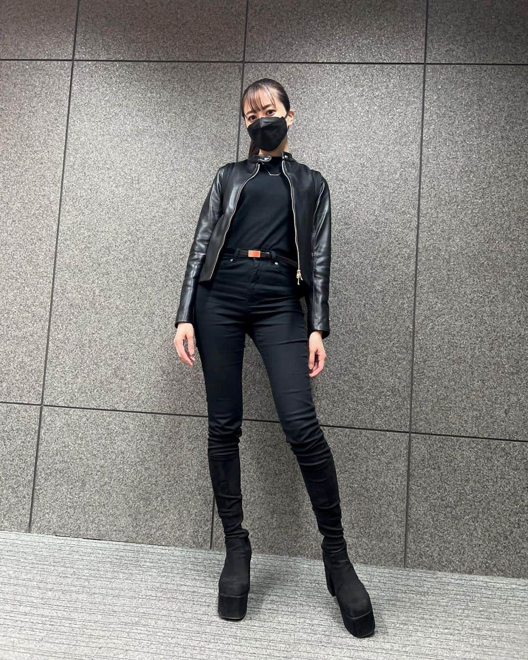 瀬谷ひかるのインスタグラム：「🖤🖤🖤  お仕事のアピアランスが「オールブラックコーデ」だったので、 muta のレザーライダースを取り入れてみました🫶  ラムレザーだから軽いし、固すぎず柔らかすぎず、着心地良すぎて感動( ¤̴̶̷̤́ ‧̫̮ ¤̴̶̷̤̀ ) インナー半袖だけど全然寒くなかった！  2枚目のパンチングエシカルレザーバックパック(MINI)は何にでも 合うのでヘビロテ1軍アイテムです🧸  🖤🖤🖤  @muta__official  @muta_racing  @mutaracing_wear   #muta #mutaracing #mutamarine #mutamarinegolf #fashion #black #ootd #model #supergt #racequeen #レースクイーン #ファッション #ライダースジャケット #ライダースコーデ #ロングブーツ #厚底ブーツ #셀피 #데일리룩 #오오티디 #옷스타그램」