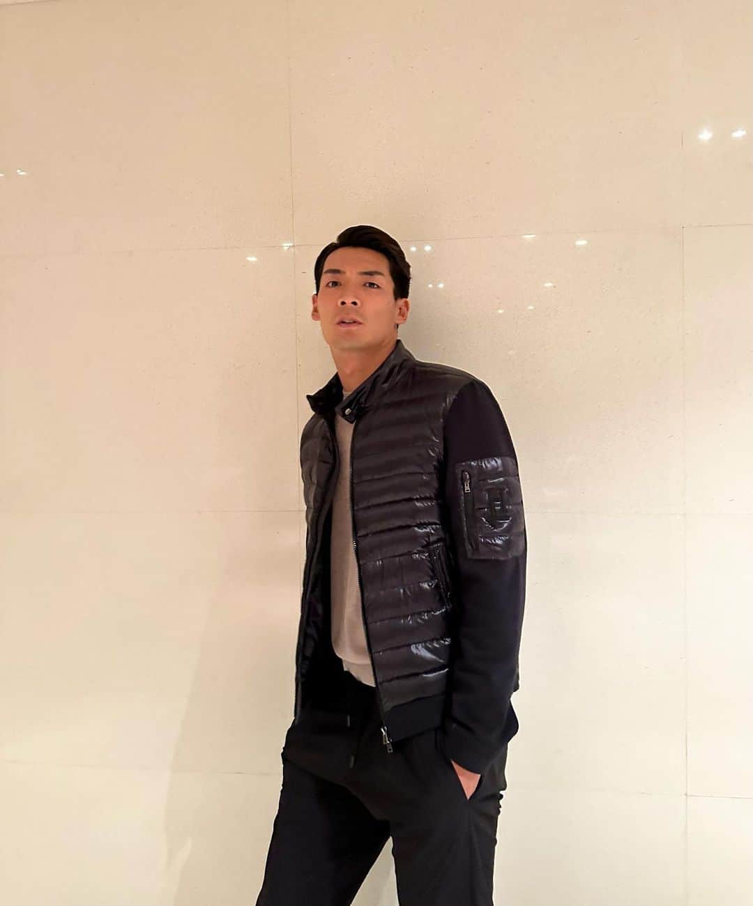 のインスタグラム：「明日から4月。季節の変わり目… 袖だけジャージのヘルノの春ダウンが、肌寒い日に快適。 左腕のHモノグラムがたまらんね。 皆さんお洒落アイテムはゲットした？  @herno_official  #herno  #UrbanOuterwearCouture #PR」