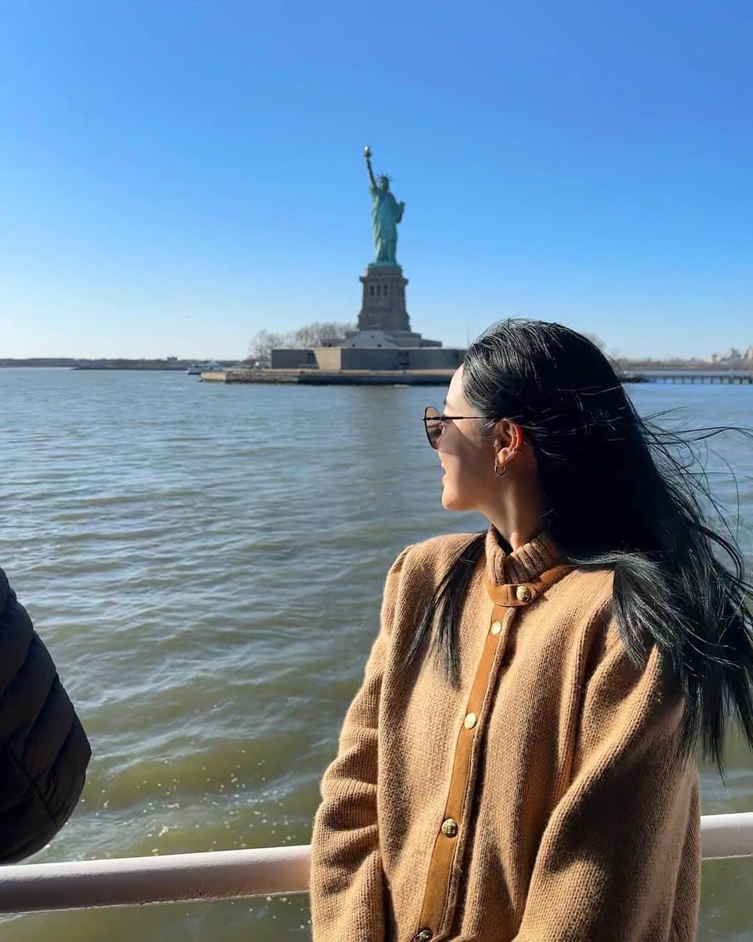 ジュヨン さんのインスタグラム写真 - (ジュヨン Instagram)「Happy moments in NY 🌷💕✨  그냥 길에서 돌아만 다녀도 좋구 언제 어디서나 야경은 멋있구 자유의여신상을 가까이 보는 벅참과 뉴욕에 오면 꼭 샌트럴팤에서 조깅을 하고싶다고 생각했던걸 했을때의 행복감  다 좋 아 부 러 🫶✨😘」3月31日 13時53分 - jupppal