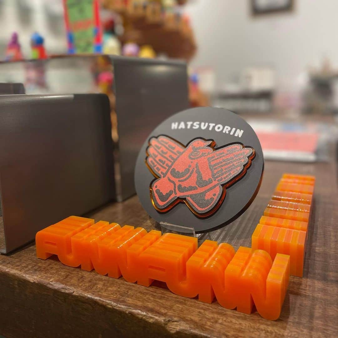 のインスタグラム：「@hatsutorin_design さんのPOPUPに行ってきました✨  やっばー、めちゃめちゃ可愛かったー、癒されたー😭🎈  今日までのPOPUPギリ滑り込みセーフでした！！！ FUNNFUNN予約してきたから届いたらお見せします😏✨ #hatsutorin #funnfunn #ソフビ」