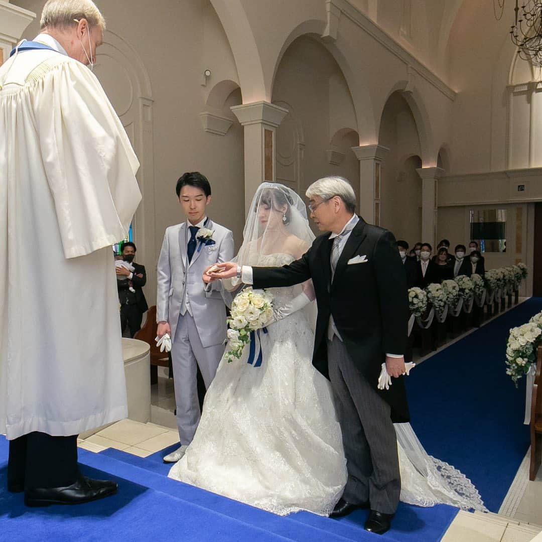 アニヴェルセル みなとみらい横浜 公式さんのインスタグラム写真 - (アニヴェルセル みなとみらい横浜 公式Instagram)「アニヴェセル みなとみらい横浜の挙式では、家族との時間や思い出を大切にしています。  挙式中に行われる「確認の儀」では、ご新婦様のエスコートをされた大切な方へご結婚の確認を行います。  挙式が結び、ご退場の前には親御様とお話しするお時間もございます。  是非おふたりらしいお言葉で、感謝のお気持ちを伝えてみてください✨  ﾟ･*:.｡. .｡.:*･゜ﾟ･*:.｡. .｡.:*･ﾟ･*:.｡. .｡.:*･゜  横浜 みなとみらいの結婚式場 #アニヴェルセルみなとみらい横浜  📌海や空のように「永遠に続く」という 　意味を持つロイヤルブルーのバージンロード  📌120年の歴史が刻まれた 　壮観なステンドグラスのチャペル  📌好みに合わせて選べる 　7つの貸切披露宴会場  @anniversaire_minatomirai  👆詳細はプロフィールURLの 　公式HPよりご覧いただけます✨  ﾟ･*:.｡. .｡.:*･゜ﾟ･*:.｡. .｡.:*･ﾟ･*:.｡. .｡.:*･゜  #アニヴェルセル #アニヴェルセルみなとみらい #結婚式場見学 #ブライダルフェア #結婚式準備 #式場見学 #花嫁準備 #結婚式準備 #横浜花嫁 #みなとみらい花嫁 #みなとみらいウェディング #みなとみらい婚 #みなとみらい結婚式 #横浜結婚式場 #プレ花嫁準備中 #プレ花嫁準備 #結婚式場 #2023花嫁 #2024花嫁 #チャペル#家族#時間#思い出」3月31日 18時30分 - anniversaire_minatomirai