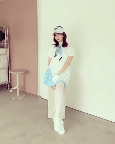 杉本麻衣佳のインスタグラム：「撮影風景📷  @douxavenir_golf  cuteなゴルフウェアの新ブランド♡  ．  ．  #ゴルフ#ゴルフウェア#ゴルフコーデ#ゴルフ女子 #コーデ#撮影#韓国ファッション#スポーツウェア」