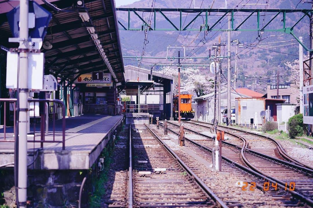 渡辺由布子さんのインスタグラム写真 - (渡辺由布子Instagram)「🚃  都心よりも少し遅れて桜の見頃を迎える箱根。  新宿駅から小田急ロマンスカーと箱根登山鉄道が定番だけど、バスタ新宿から高速バスで2時間ほど揺られ、途中の山道や車窓からのぞく枝垂れ桜を楽しみながら向かうのもまた良き。  去年の4月、とある週末。 お天気に恵まれ、ポカポカ暖かく、日中は汗ばむほどの陽気で、絶好のドライブ日和。  桜が終われば新緑から紅葉、雪景色。訪れるたびに四季の移ろいを感じる大好きな旅先の一つ。  🔖現在箱根にまつわる写真に #jalan_hakone を付けて投稿すると、じゃらん公式アカウントやじゃらんnet (@jalan_net )に掲載される可能性があります。 皆さんの思い出もシェアしてね♡  📷 @sony α6400＋SIGMA 56mm  #じゃらん #jalan_net #sponsored #箱根登山鉄道 #箱根旅行 #温泉旅行 #花見 #cherryblossom #sakura #hotsprings #japantrip #TravelWriter #🌸   🏷 箱根登山鉄道 📍 @fufu_hakone  🗾 #Hakone (#箱根 ) #Gora (#強羅 ) 🌎 #🇯🇵 #Japan (#日本 ) 📆 2022/4/10」3月31日 14時19分 - watanabe_yuko