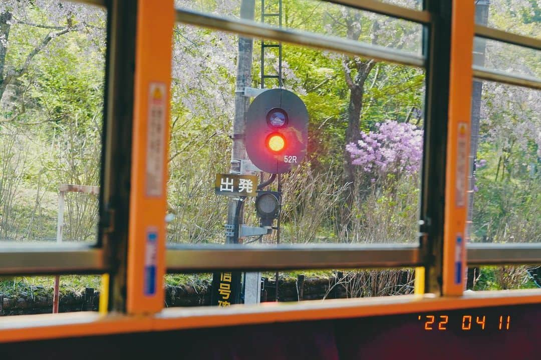 渡辺由布子さんのインスタグラム写真 - (渡辺由布子Instagram)「🚃  都心よりも少し遅れて桜の見頃を迎える箱根。  新宿駅から小田急ロマンスカーと箱根登山鉄道が定番だけど、バスタ新宿から高速バスで2時間ほど揺られ、途中の山道や車窓からのぞく枝垂れ桜を楽しみながら向かうのもまた良き。  去年の4月、とある週末。 お天気に恵まれ、ポカポカ暖かく、日中は汗ばむほどの陽気で、絶好のドライブ日和。  桜が終われば新緑から紅葉、雪景色。訪れるたびに四季の移ろいを感じる大好きな旅先の一つ。  🔖現在箱根にまつわる写真に #jalan_hakone を付けて投稿すると、じゃらん公式アカウントやじゃらんnet (@jalan_net )に掲載される可能性があります。 皆さんの思い出もシェアしてね♡  📷 @sony α6400＋SIGMA 56mm  #じゃらん #jalan_net #sponsored #箱根登山鉄道 #箱根旅行 #温泉旅行 #花見 #cherryblossom #sakura #hotsprings #japantrip #TravelWriter #🌸   🏷 箱根登山鉄道 📍 @fufu_hakone  🗾 #Hakone (#箱根 ) #Gora (#強羅 ) 🌎 #🇯🇵 #Japan (#日本 ) 📆 2022/4/10」3月31日 14時19分 - watanabe_yuko