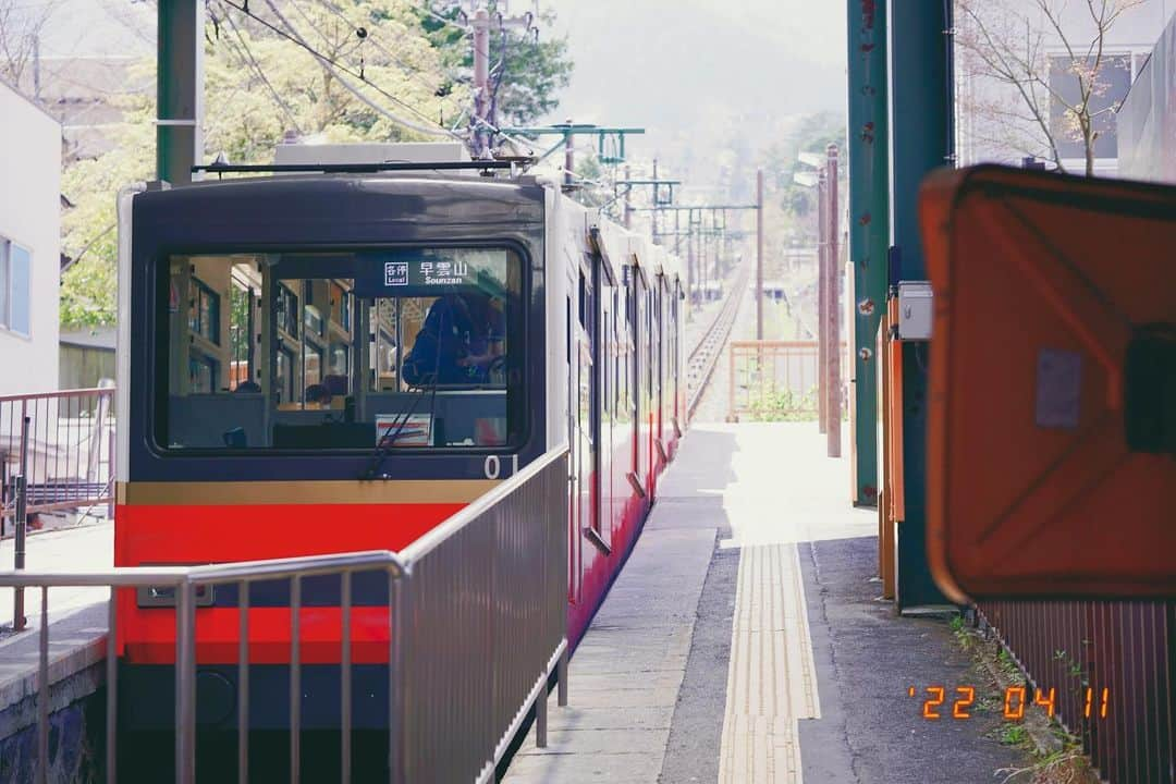 渡辺由布子さんのインスタグラム写真 - (渡辺由布子Instagram)「🚃  都心よりも少し遅れて桜の見頃を迎える箱根。  新宿駅から小田急ロマンスカーと箱根登山鉄道が定番だけど、バスタ新宿から高速バスで2時間ほど揺られ、途中の山道や車窓からのぞく枝垂れ桜を楽しみながら向かうのもまた良き。  去年の4月、とある週末。 お天気に恵まれ、ポカポカ暖かく、日中は汗ばむほどの陽気で、絶好のドライブ日和。  桜が終われば新緑から紅葉、雪景色。訪れるたびに四季の移ろいを感じる大好きな旅先の一つ。  🔖現在箱根にまつわる写真に #jalan_hakone を付けて投稿すると、じゃらん公式アカウントやじゃらんnet (@jalan_net )に掲載される可能性があります。 皆さんの思い出もシェアしてね♡  📷 @sony α6400＋SIGMA 56mm  #じゃらん #jalan_net #sponsored #箱根登山鉄道 #箱根旅行 #温泉旅行 #花見 #cherryblossom #sakura #hotsprings #japantrip #TravelWriter #🌸   🏷 箱根登山鉄道 📍 @fufu_hakone  🗾 #Hakone (#箱根 ) #Gora (#強羅 ) 🌎 #🇯🇵 #Japan (#日本 ) 📆 2022/4/10」3月31日 14時19分 - watanabe_yuko