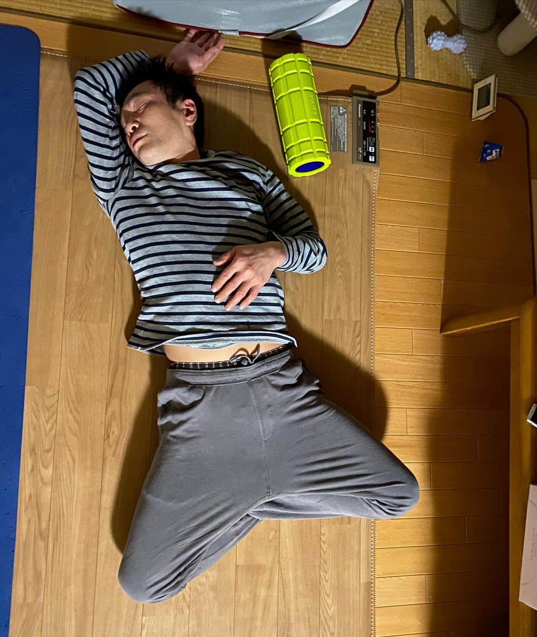 nemuru_catのインスタグラム：「#眠る夫  コワイヨ…」