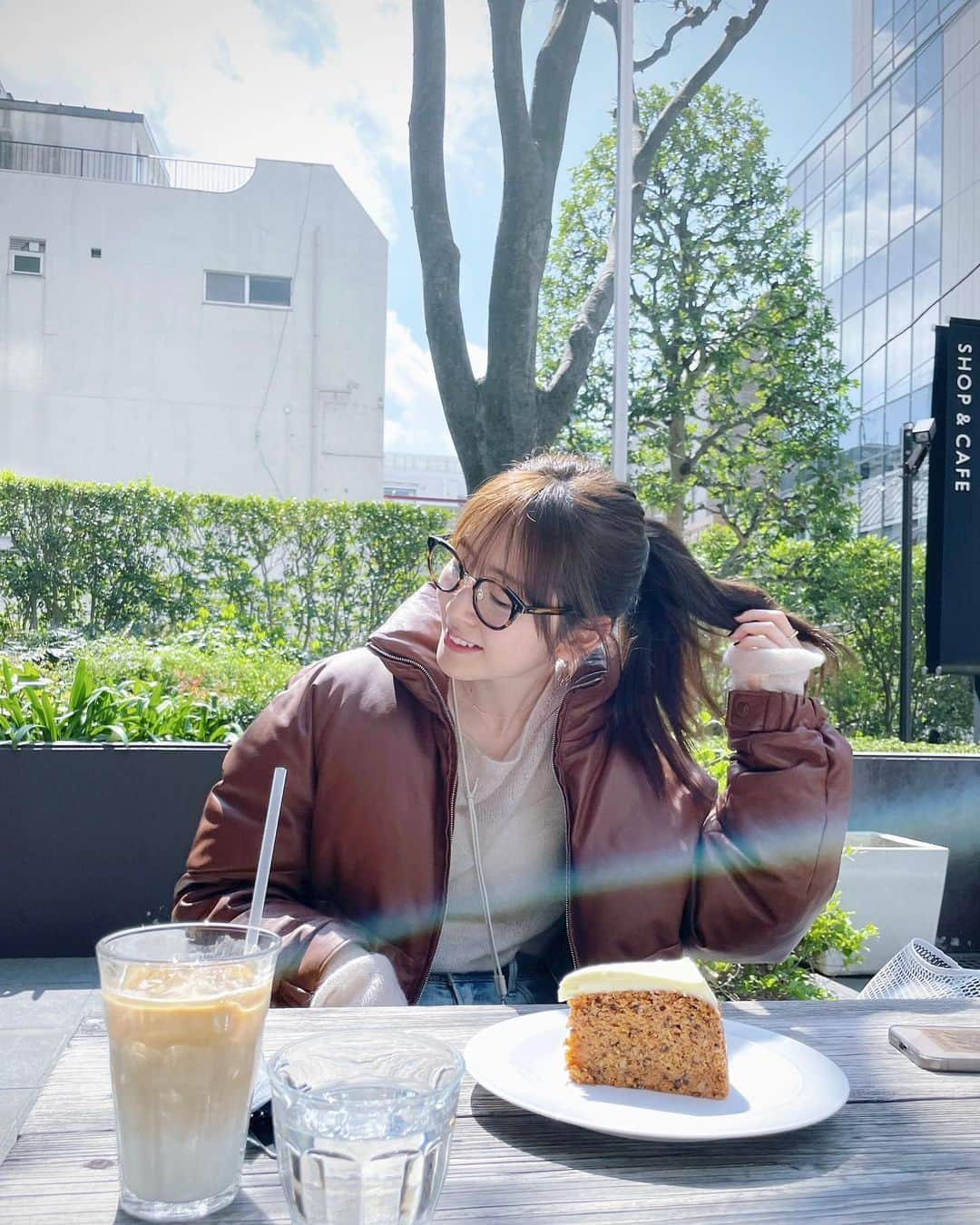 鈴木愛理さんのインスタグラム写真 - (鈴木愛理Instagram)「✴︎  @moncler  @jw_anderson ❤︎  #収録前に日光浴 #昔からキャロットケーキがとんでもなく好きです #やっぱり太陽は気持ちいいね〜☀︎  #ポニーテールほどいたら #髪の毛えらいこっちゃ🦭」3月31日 14時33分 - airisuzuki_official_uf