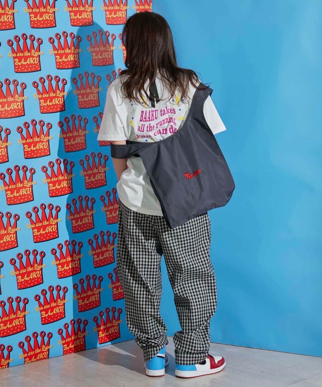 井手上漠さんのインスタグラム写真 - (井手上漠Instagram)「@baaku_official   New Collection.【RED QUEEN】 3月31日12時より受注販売スタートです🍎  鏡の国のアリスに登場する「赤の女王」よりインスピレーション。 力の限り走り続ける「赤の女王」に因んだ「赤の女王仮説」 多様なあり方にフィットする、 ファッションの新しい選択肢を。」3月31日 14時48分 - baaaakuuuu
