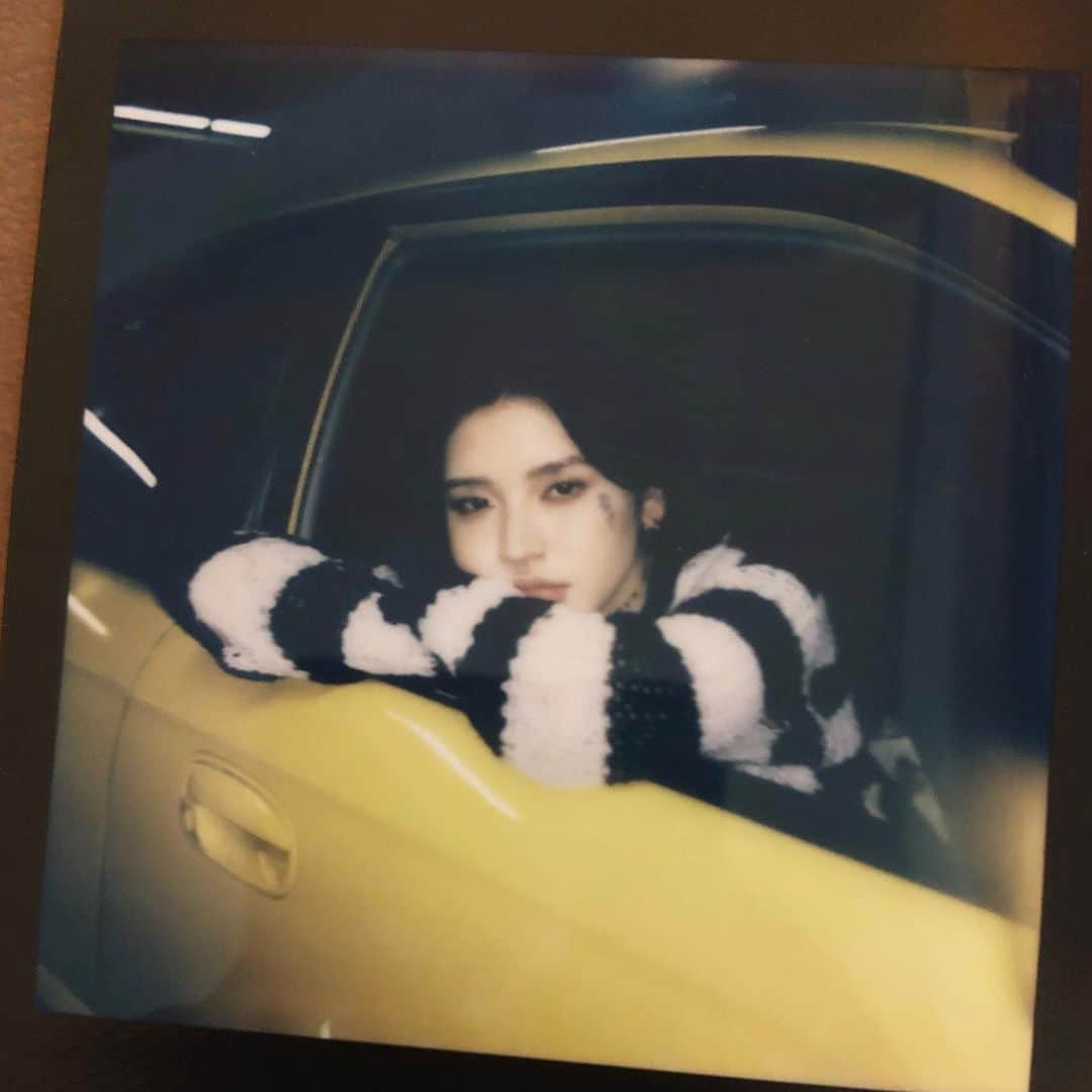 宜靜さんのインスタグラム写真 - (宜靜Instagram)「臉頰溢出車窗」3月31日 14時55分 - andy_blossom