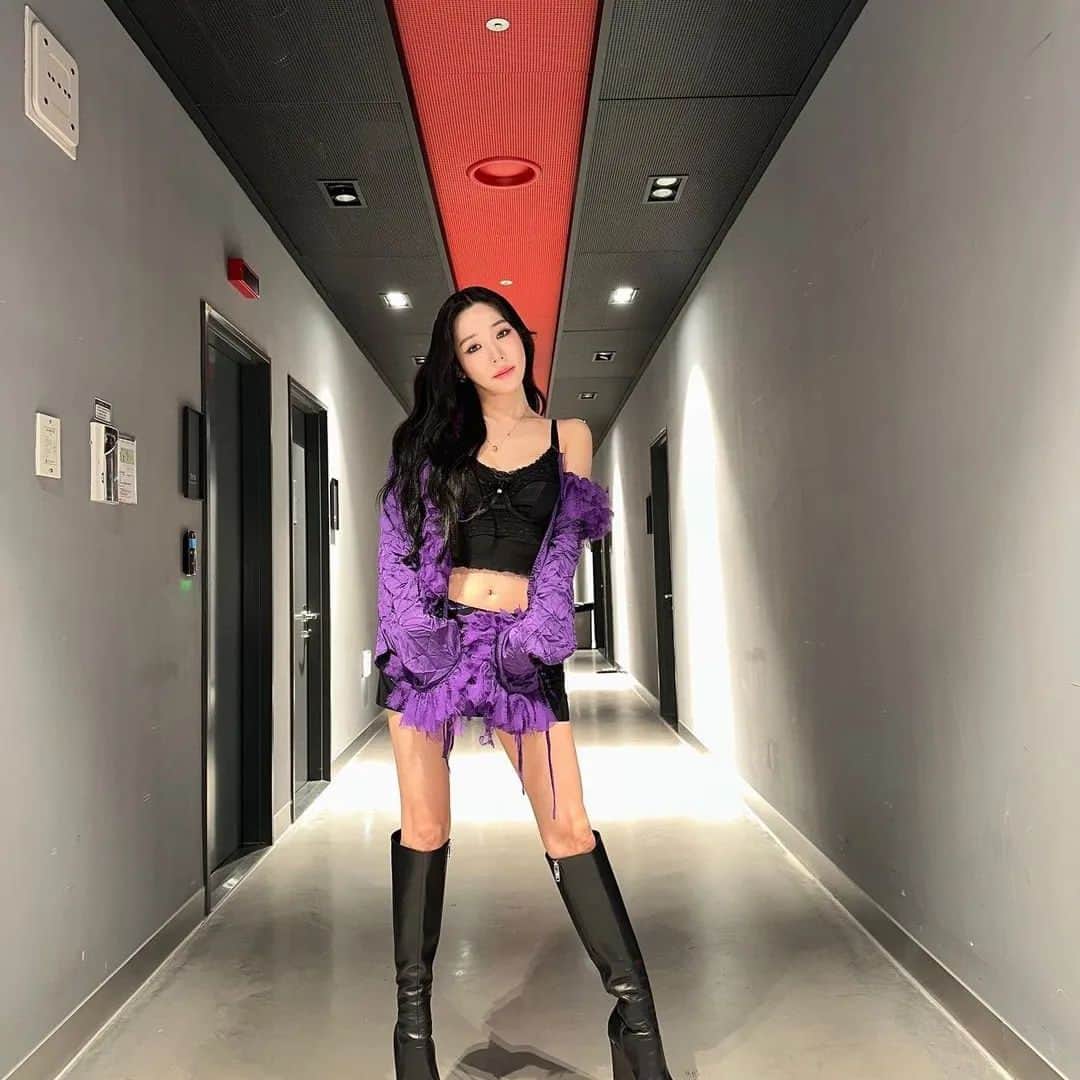 CeCi Thailandのインスタグラム：「ส่องลุค Tiffany Young  สวมใส่ชุดเวอร์ซาเช่ คอลเล็กชั่นฤดูใบไม้ผลิ – ฤดูร้อน 2023 ล่าสุด ขณะถ่ายรายการ Peak Time โดยสาวทิฟเลือกสวมใส่ ชุดคลุมตกแต่งระบาย และกระโปรงมินิพิมพ์ลายม้าลาย พร้อมประดับโลโก้เมดูซ่าช่วงยุค ’95 อีกทั้งคอมพลีทลุคด้วยรองเท้าบู๊ตยาวส้นแพลตฟอร์มเหนือเข่า」
