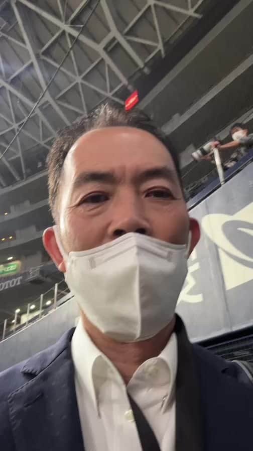 関本賢太郎のインスタグラム：「開幕戦練習風景⚾️ 変な親父はうちの社長です❗️」