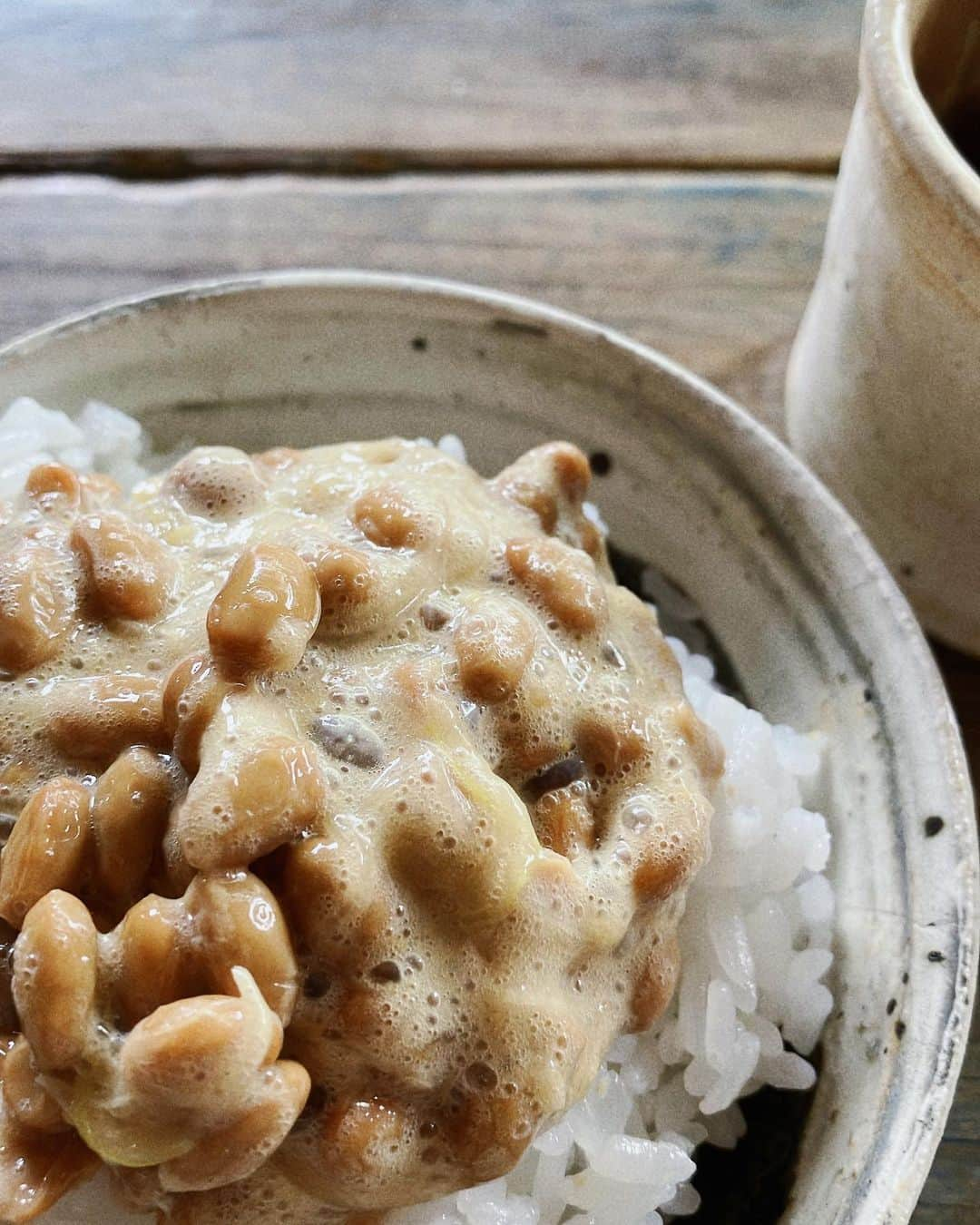 持田香織さんのインスタグラム写真 - (持田香織Instagram)「.  朝、 ご飯を炊く。 浸水時間を端折ったわりに美味しく炊けた 白米。 断然かためを好む。 炊飯器とは随分と前にさよならし、 土鍋で炊くまいにち。冷えたものは蒸すか炒めるかして食べる。  長葱をこれでもかと薄く切り、 納豆にまぜる。  あつあつのご飯に納豆、見た目にも 美しい。 最初の一口の幸福感たるや感動すらする。  #水戸納豆 #熊本県七城町砂田産ヒノヒカリ」3月31日 15時03分 - mochidakaori_official