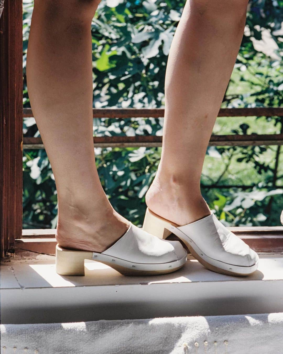 ロサモサさんのインスタグラム写真 - (ロサモサInstagram)「Geo in brisk WHITE  + simplicity & geometry at its finest ! + online or at our Vienna Store 🏬  + #rosamosa #rosamosavienna #viennastyle #whiteshoes #whiteslides #wienliebe #wienstagram #woodsoles #woodshoes #summershoes  + photo @nekomunikata  styling @svilasvila  model @marijastrajnic」3月31日 15時14分 - rosamosavienna