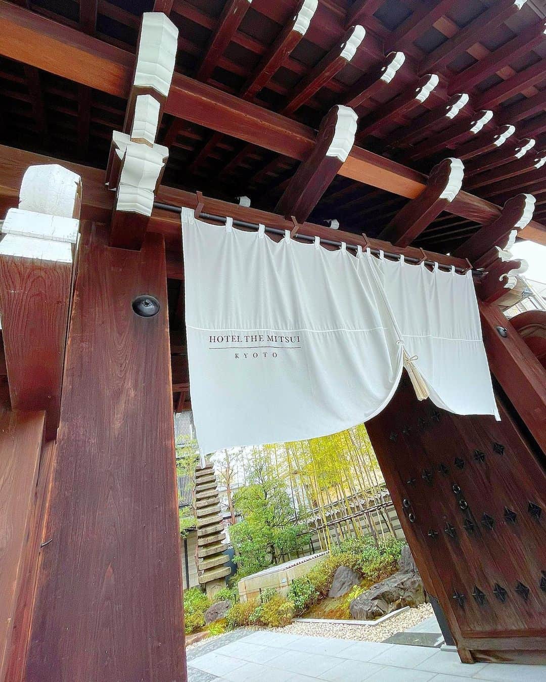 百合華さんのインスタグラム写真 - (百合華Instagram)「京都二条城の目の前にある『HOTEL THE MITSUI KYOTO』のレストラン＆バー『都季 TOKI』にて春の女子会アフタヌーンティータイム🫖✨💕  #女子会のある世の中は平和だ 🕊  現代風日本庭園を眺められるお席へ御案内して貰いパリに本拠地を持つ香水ブランド『ELLA K』とコラボなされたとっても可愛いアフタヌーンティーSETをいただきました🍽  #コラボアフタヌーンティー   ウェルカムドリンクは京都老舗茶舗『柳櫻園』の最高級玉露を味わえる京都らしいおもてなし🍵  京都の伝統工芸品である『開化堂』の真鍮缶や『金網つじ』の京金網を紡いだプレートを使用されており職人技術に触れながら優雅なひとときを過ごす事が出来ます🎶  #京都の伝統を肌で感じた   ラゲッジケースにずらりと並ぶ『TWG Tea』の紅茶缶から御好きな香りの茶葉を選ばせて貰えるので普段は飲まない種類の御紅茶にも出逢えます✨✨✨  素敵な景色を眺めながらとっても優雅で贅沢なひとときを過ごす事が出来ました💖  #大切な人との時間を大切に   #japan  #日本 #kyoto #京都 #京都二条 #hotelthemitsuikyoto  #ホテルザ三井京都  #afternoontea  #アフタヌーンティー #女子会アフタヌーンティー  #女子会は話が尽きない  #伝統工芸品を日常に  #素敵なおもてなし #現代風日本庭園 #京都伝統工芸 #金網つじ  #開花堂 #twgtea #高級玉露 #玉露の旨味 #柳櫻園の玉露  #美食 #美食家」3月31日 15時23分 - yurika.lovelily